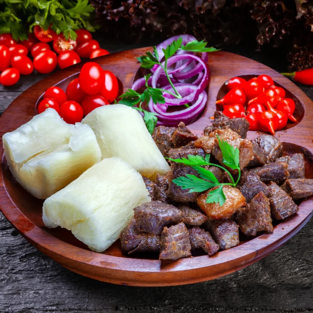 carne cozida com mandioca