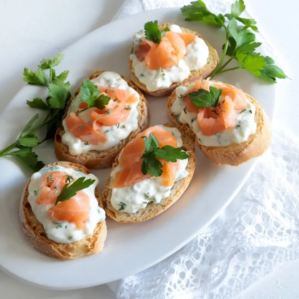 Bandeja com canapés de pão de centeio, salmão defumado, cream cheese e folhas de endro