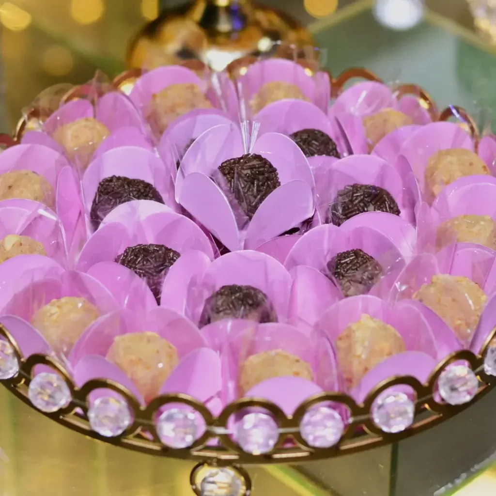 Bandejas com brigadeiros, beijinhos e cajuzinhos em tons de rosa e branco
