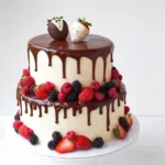 Bolo de dois andares com cobertura de chocolate brilhante totalmente lisa e uniforme