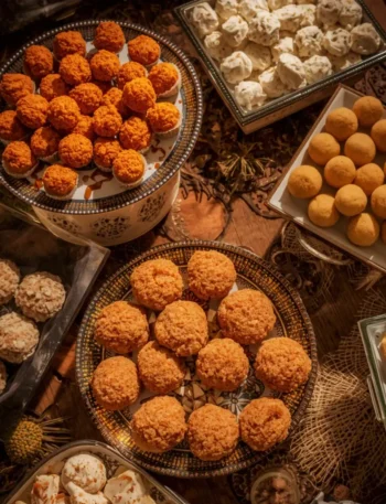 Mesa decorada com bandejas de coxinhas, quibes e bolinhas de queijo