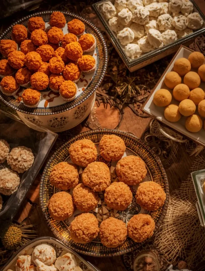 Mesa decorada com bandejas de coxinhas, quibes e bolinhas de queijo